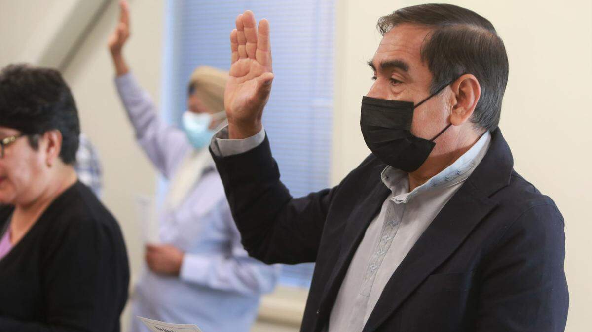 Atanasio Martínez Lara, quien es originario de Moroleón, Guanajuato, México, fue una de las 93 personas del Valle provenientes de 18 países incluyendo El Salvador, Guatemala, México, y Nicaragua que tomaron juramento a la bandera de los Estados Unidos la mañana del jueves (16 de junio) en las oficinas del Servicio de Ciudadanía e Inmigración de Estados Unidos en Fresno.