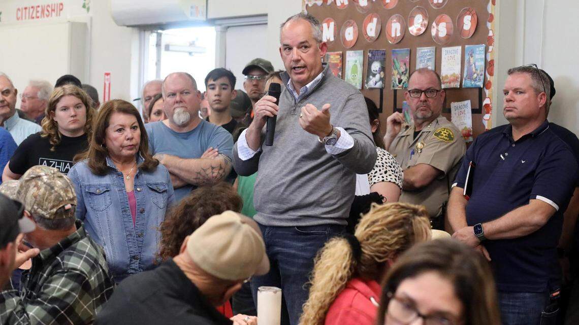 David Merritt, gerente general del Distrito de Conservación del Río Kings, habla con los vecinos del Distrito de Island, en el noroeste del condado de Kings, que abarrotaron la cafetería de Island School el miércoles por la noche para expresar su preocupación por las inundaciones en su comunidad rural de agricultores junto al río Kings.