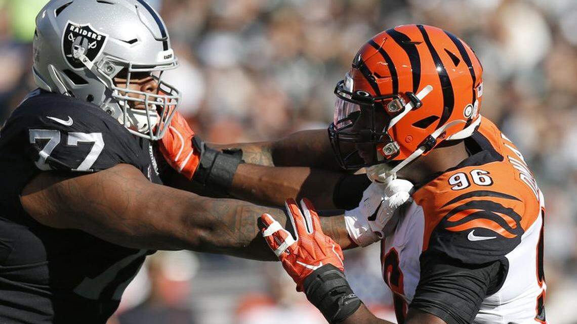 COVID-19 impacting Raiders with QB Derek Carr forced to practice with different linemen