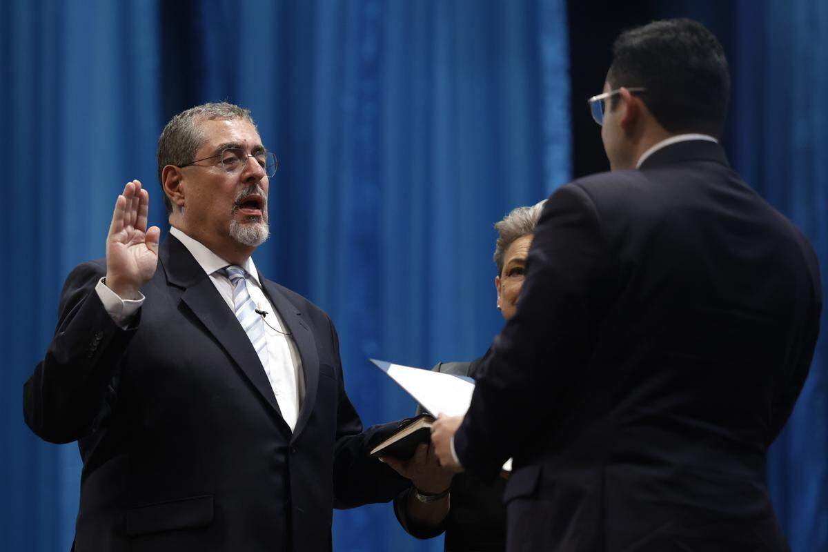El nuevo presidente de Guatemala, Bernardo Arévalo de León, realiza su juramento de manos del presidente del Congreso, Samuel Pérez, durante la ceremonia de investidura el 15 de enero en el Centro Cultural Miguel Ángel Asturias, en Ciudad de Guatemala.