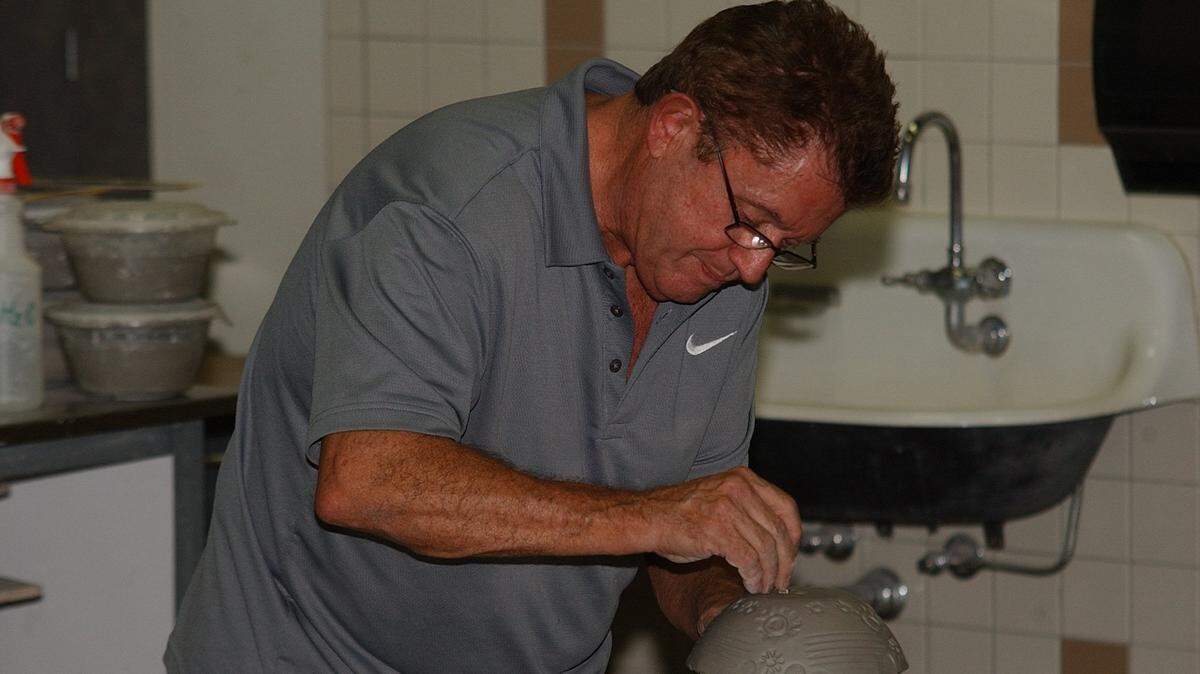 THADDEUS MILLER/THE ENTERPRISE Jim Clarke, ceramics teacher at Los Banos Junior High School, gives the Rotary Club of Los Banos a crash course on decorating clay bowls Tuesday as part of the Empty Bowls project.