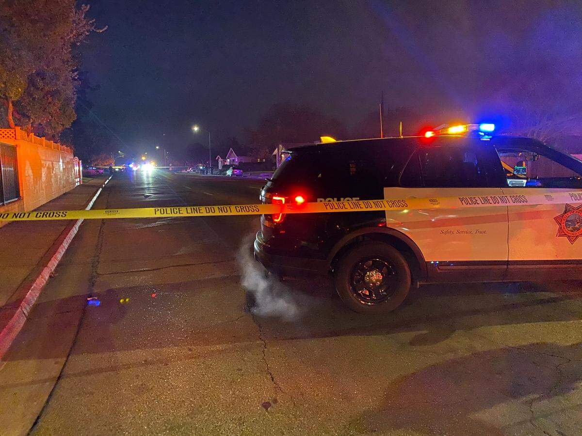 Un ciclista murió en una colisión con fuga en Clinton Avenue, cerca de Van Ness Boulevard, en Fresno, California, el sábado 10 de febrero de 2024.