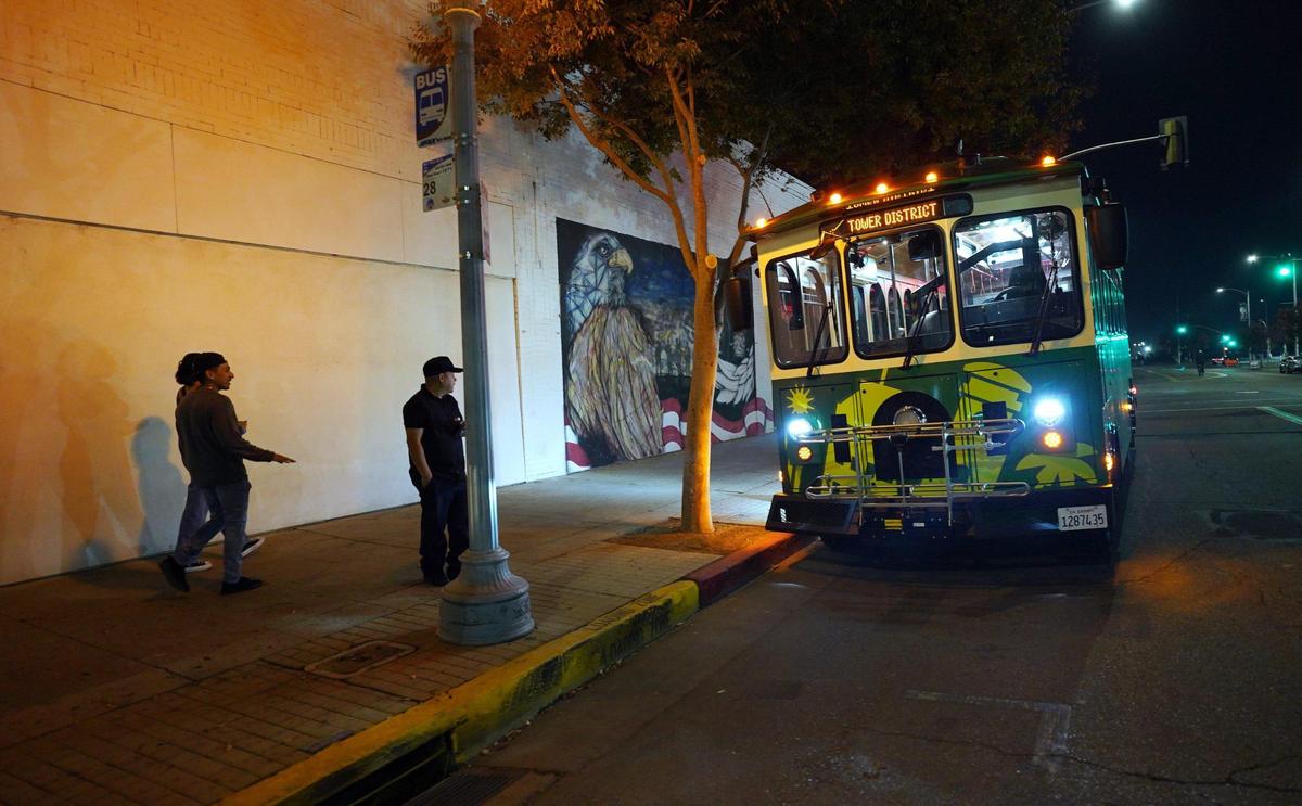 El FresnoHOP está estacionado en Inyo Street cerca de Broadway Street a una cuadra de Tioga-Sequoia Beer Garden, el viernes 10 de noviembre de 2023, en el centro de Fresno. El servicio gratuito de tranvía conecta Fresno City College, Fresno State's Campus Pointe, el Cultural Arts District, el Tower District y el Brewery District.