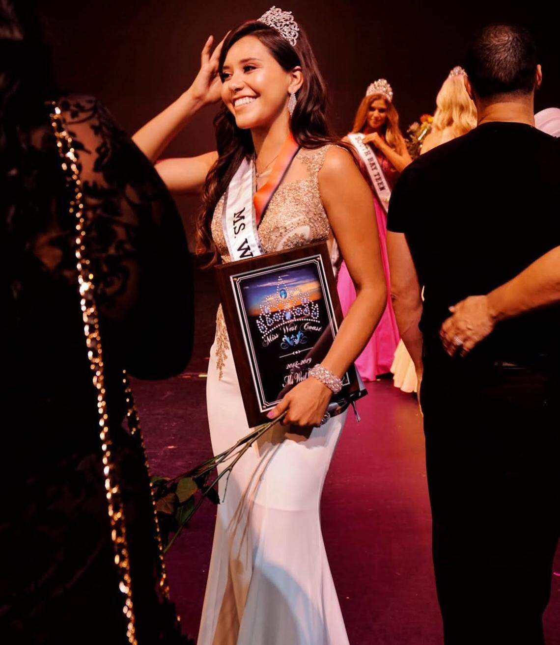 Andrea Andrade, quien ganó cinco certámenes y compitió por la corona de Miss California, murió después de pasar casi los últimos 10 años luchando contra el cáncer y sometiéndose a diversos tratamientos de quimioterapia. Andrade tenía 35 años.