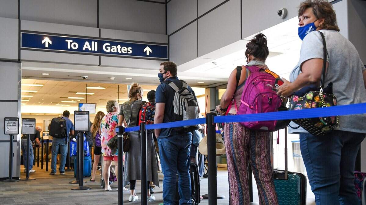 Pasajeros esperan en fila para pasar por el control de seguridad de TSA en el Aeropuerto Internacional Fresno Yosemite (FAT) en esta foto de archivo de junio de 2021. El aeropuerto de Fresno estableció un récord de más de 2.4 millones de pasajeros entrantes y salientes en 2023. Fue el segundo año consecutivo en el que el número de pasajeros superó los 2 millones.