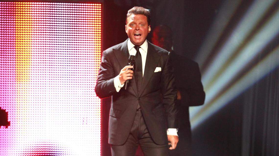 Luis Miguel actuó ante unas 5,000 personas en un concierto benéfico para el Children's Hospital Central California en el Save Mart Center, en agosto de 2012.