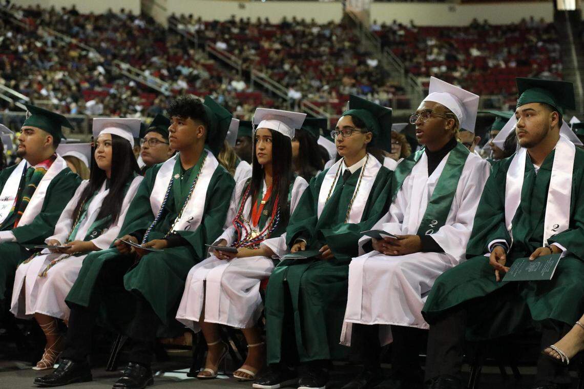 Un grupo de estudiantes durante su ceremonia de graduación de Hoover High, celebrada en el Save Mart Center, el 6 de junio de 2023.