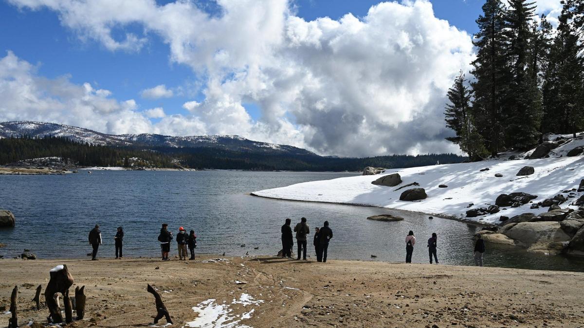Una ligera espolvoreada de nieve de la nevada del martes por la noche se ve en Shaver Lake el miércoles 2 de noviembre de 2022.
