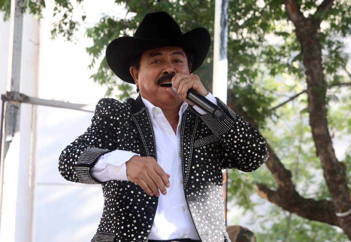 La leyenda del norteño Lorenzo de Monteclaro, de 84 años, cerró el espectáculo en la celebración de las Fiestas Patrias en el centro de Fresno, el 24 de septiembre de 2023.