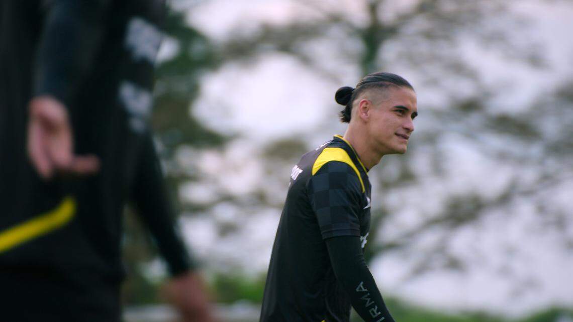 NECAXA: "Welcome to Necaxa" -Season 1, Episode 1 (Airs Thursday, August 7) Pictured: Alexis Peña. /NECAXA: “Bienvenidos a Necaxa” -Temporada 1, Episodio 1 (Se transmite el jueves 7 de agosto) En la imagen: Alexis Peña.