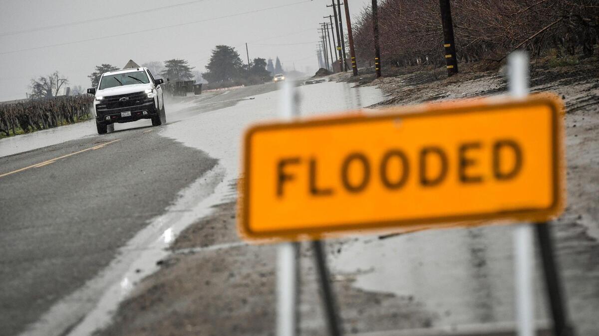 Un letrero de carretera inundada se ve en Shields Avenue, en Dickenson, en el oeste del Condado de Fresno, donde cayó lluvia constante debido a un evento de río atmosférico en California, el jueves 28 de enero de 2021.