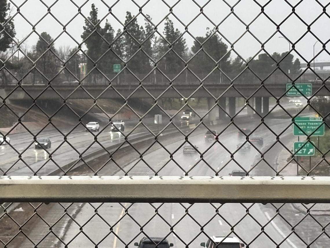 Se puede ver lluvia en la Highway 41 en Fresno, California el lunes 16 de febrero de 2026.