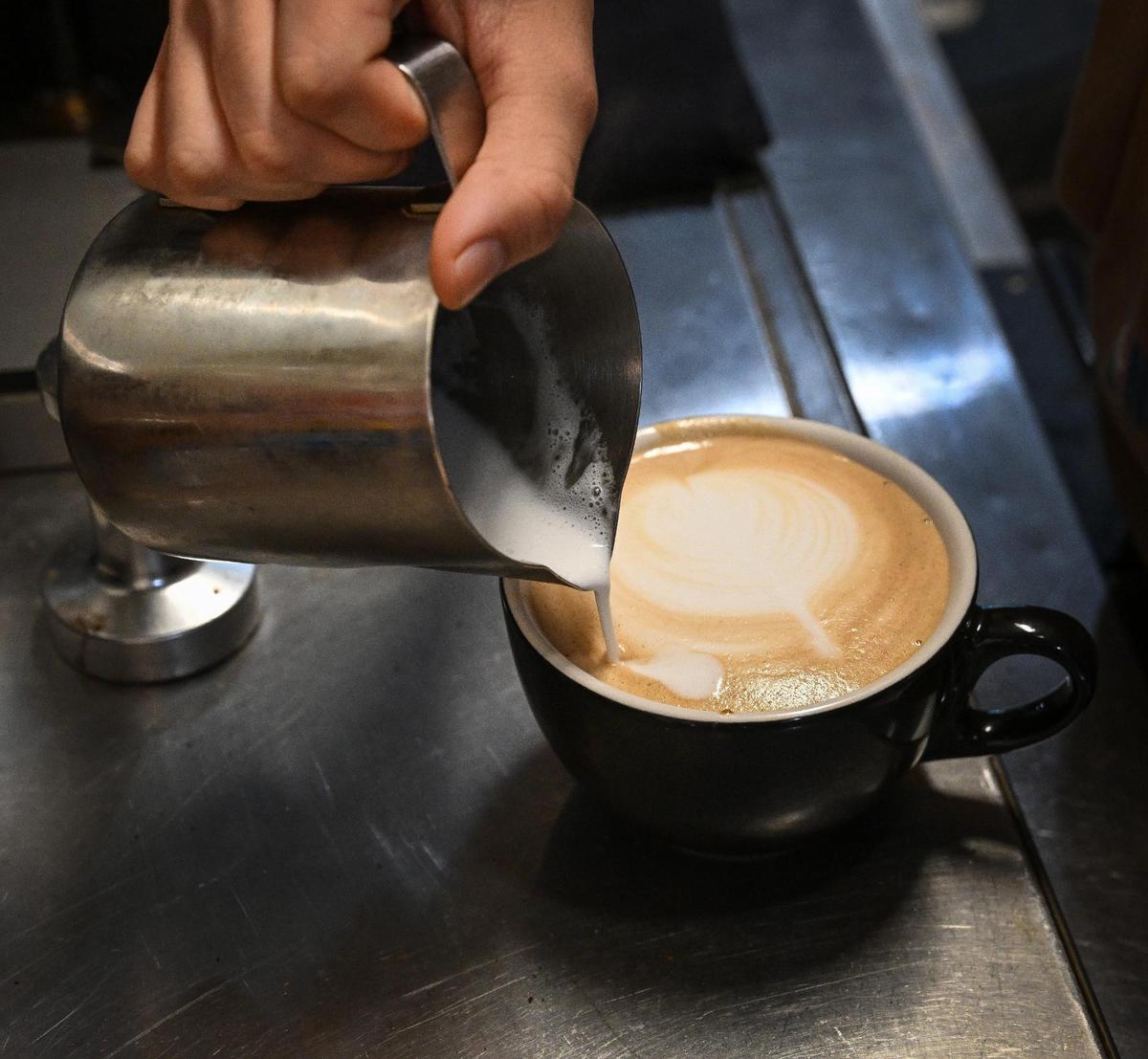 En Mi Cafesito, en su nuevo local de las avenidas Van Ness y Home, en el Tower District, prepara una de las diversas bebidas de inspiración latina.
