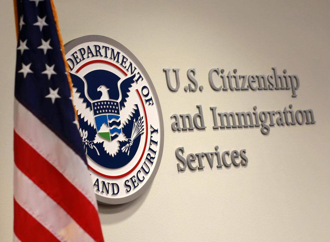 La oficina de campo de USCIS en Fresno, la oficina de campo de Fresno naturalizó a 14,138 solicitantes en 2022. A sign of the U.S. Citizenship and immigration Services inside the USCIS Fresno Field Office.