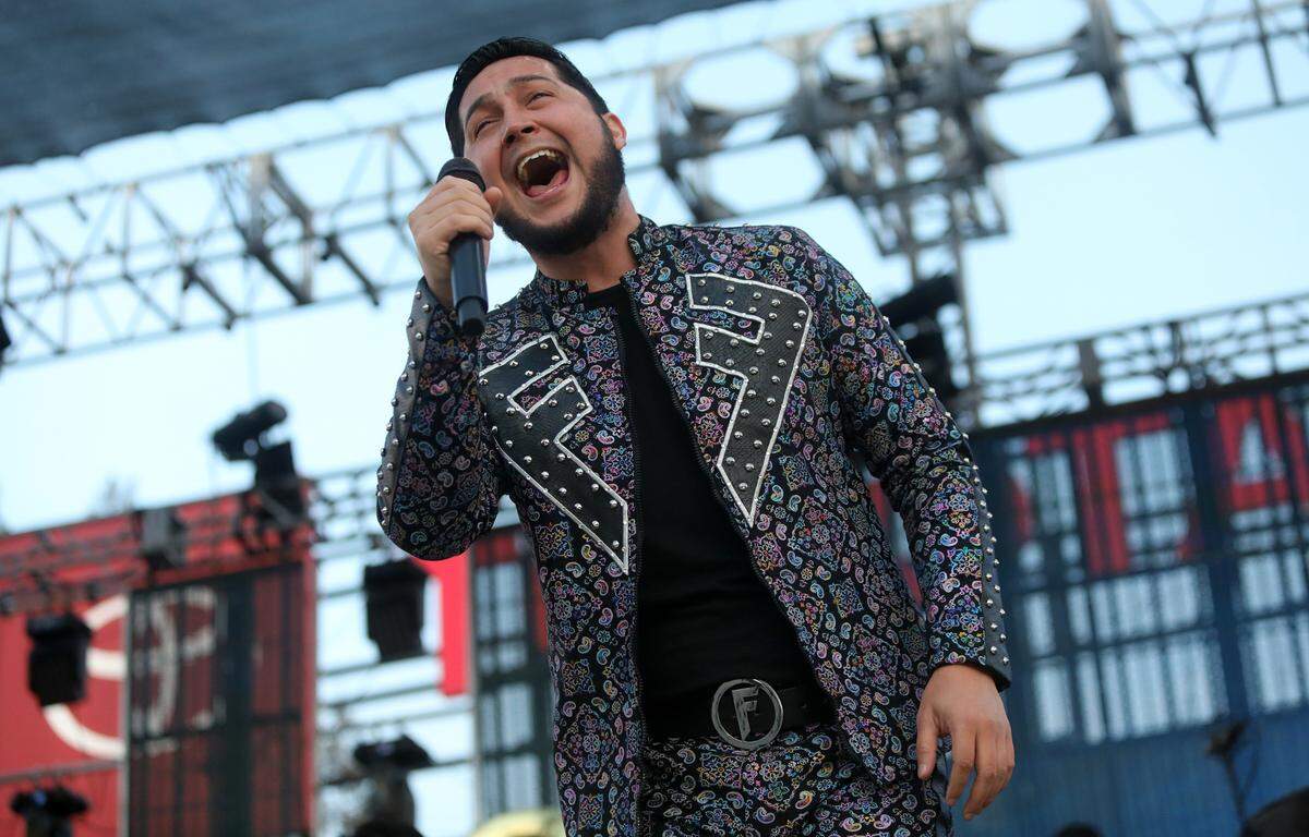 Eidan Arroyo, vocalista con Banda La Fantastica, canta durante el último concierto del año en el parque Chukchansi en Frenso el 29 de octubre, 2022.