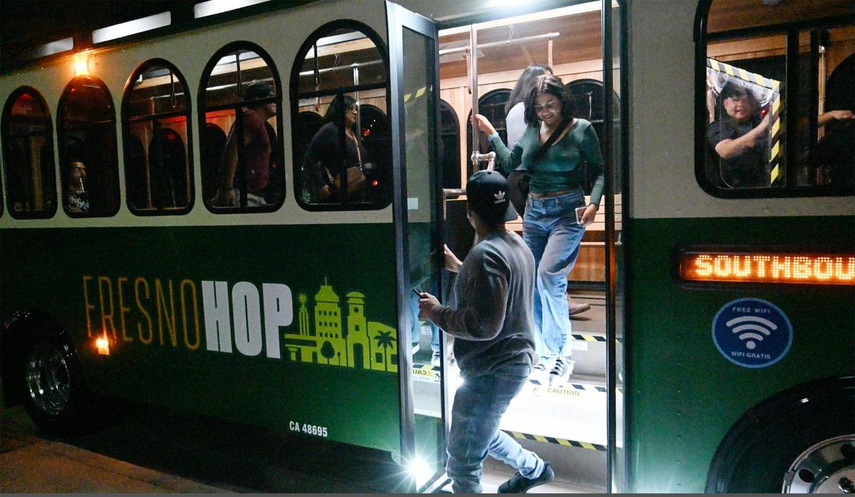 Pasajeros descienden del nuevo servicio gratuito de tranvía FresnoHOP de la ciudad de Fresno, la noche del viernes 10 de noviembre de 2023, en Fresno. El nuevo servicio saldrá cada hora en punto de dos lugares clave, el Tower District y Campus Pointe, los jueves de 5 p.m. a la medianoche, y los viernes y sábados de 5 p.m. a 1 a.m.