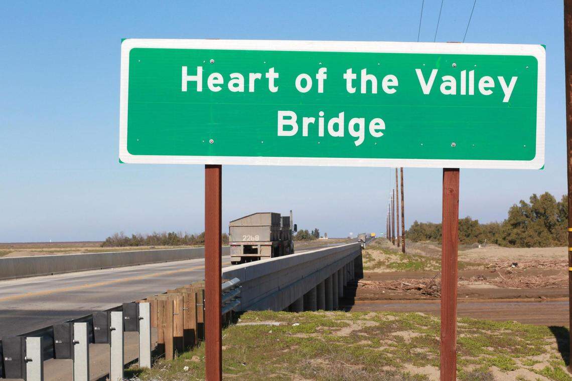 El puente de 500 pies de largo sobre el Arroyo Pasajero Creek en la State Route 269 ha dado tranquilidad a los habitantes de la comunidad rural de Huron. El puente cruza el arroyo que normalmente se desbordaba sobre la antigua carretera en épocas de lluvia, cerrando el acceso a Huron.