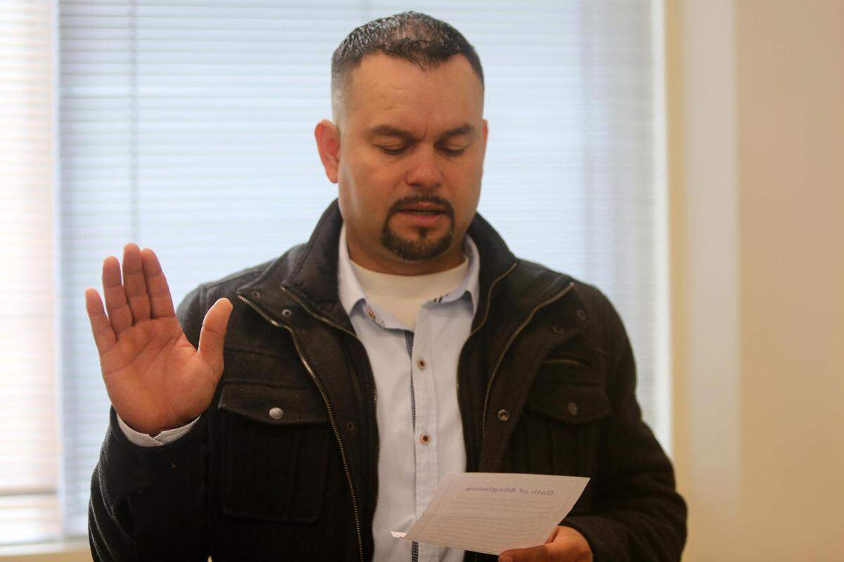 Rafael González Salazar, de 40 años, tomó juramento de lealtad a la bandera de los Estados Unidos la mañana del jueves (16 de febrero) durante una ceremonia de naturalización en Fresno.&nbsp;