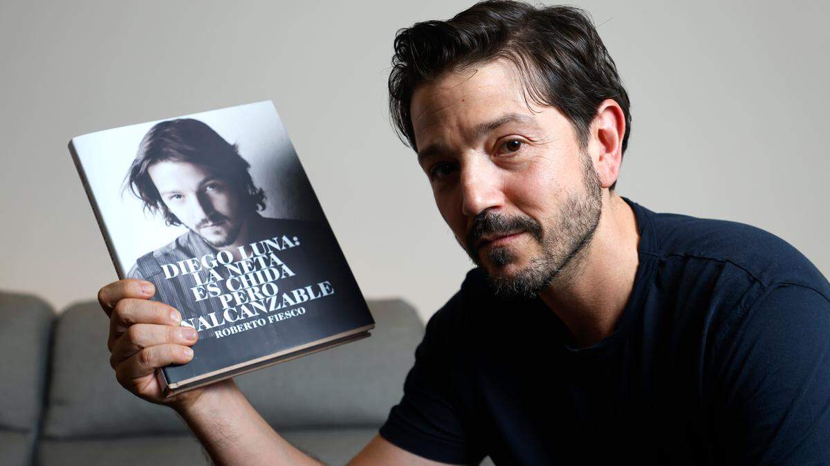 El actor y director de cine mexicano Diego Luna posa al término de una entrevista el 14 de junio. Luna dijo que la segunda temporada de la serie televisiva Andor sorprenderá a los fanáticos del universo de Star Wars y les dará una nueva visión de su personaje, el capitán Cassian Andor.