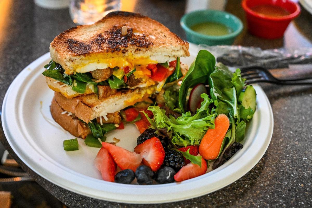 Un sandwich vegano para el desayuno, servido en el nuevo restaurante La Jacka, que ofrece cocina mexicana vegana a base de yaca en el centro de Fresno.