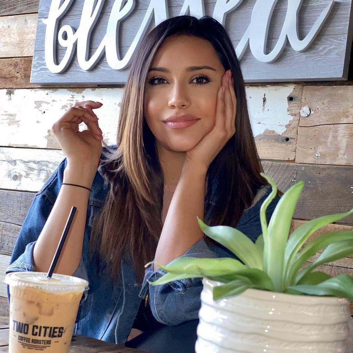 Andrea Andrade, quien ganó cinco certámenes y compitió por la corona de Miss California, murió después de pasar casi los últimos 10 años luchando contra el cáncer y sometiéndose a diversos tratamientos de quimioterapia. Andrade tenía 35 años.