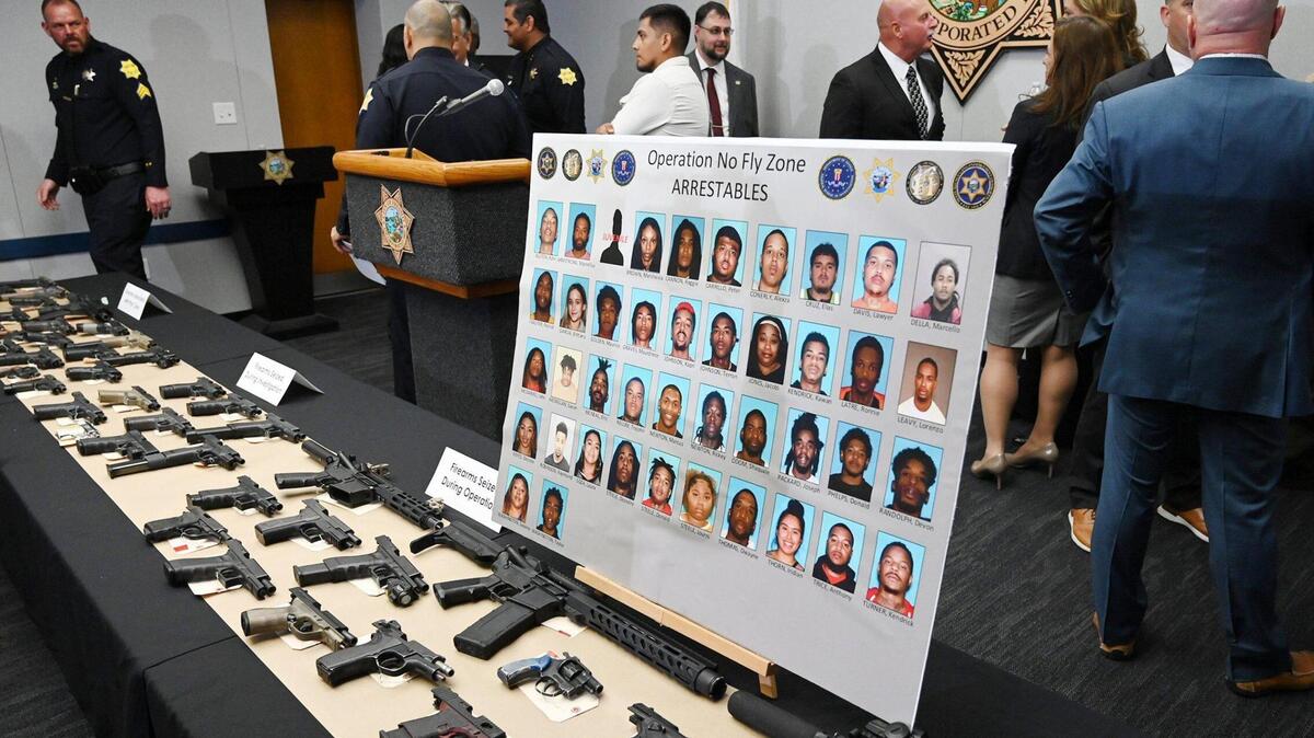 Exhibición de fotos y armas de fuego confiscadas después de una conferencia de prensa conjunta en la que se anunciaron los resultados de una investigación de cinco meses sobre pandillas callejeras llamada No Fly Zone, la tarde del viernes 15 de abril de 2022, en Fresno.