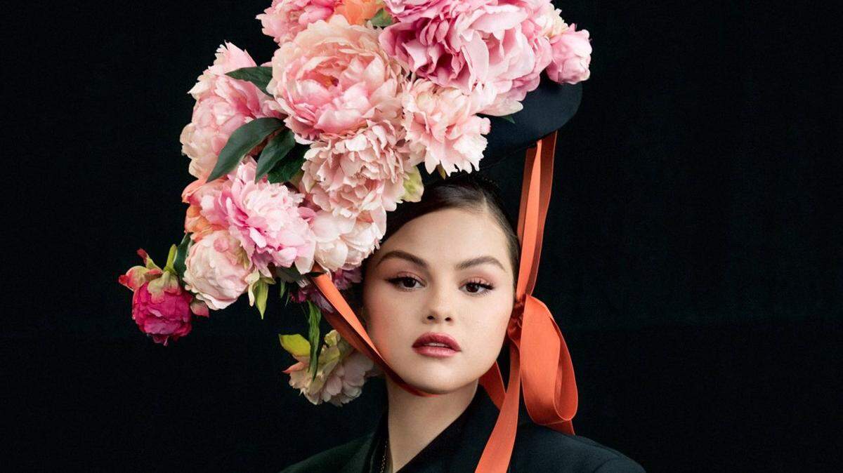 La cantante Selena Gómez (aquí en 2021) se ha asociado con Google para ampliar la atención de salud mental a los adolescentes. / Singer Selena Gómez (here in 2021) has teamed up with Google to expand mental health care to teens.