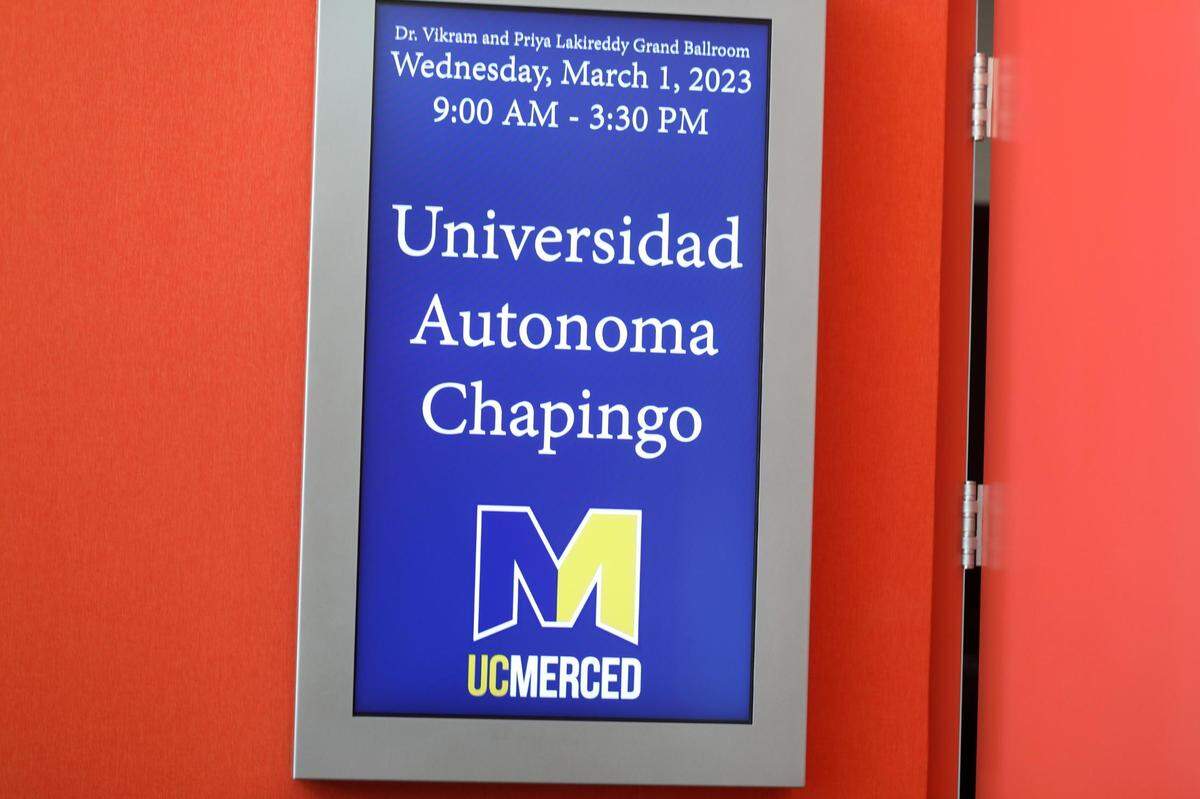 Estudiantes universitarios de la Universidad Autónoma Chapingo, una de las principales instituciones agrícolas de México, visitan la Universidad de California, Merced el 1 de marzo durante un viaje educativo de 10 días a los Estados Unidos.