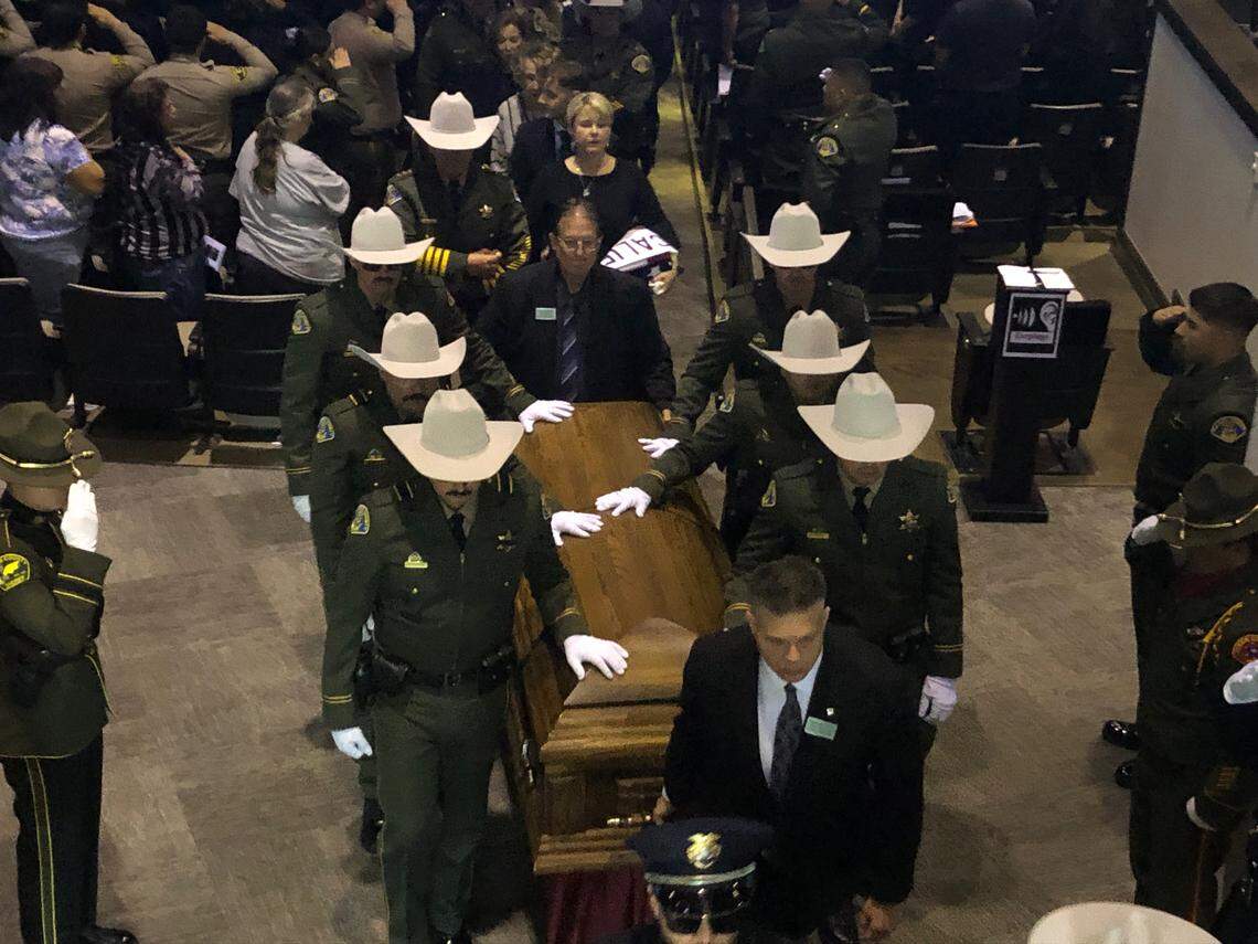 Familia, fuerzas del orden y la comunidad se reunieron el martes 28 de abril de 2026 en Visalia para recordar el servicio y el sacrificio del agente Randy Hoppert del Condado de Tulare, tras la emboscada fatal de abril en el norte de Porterville.