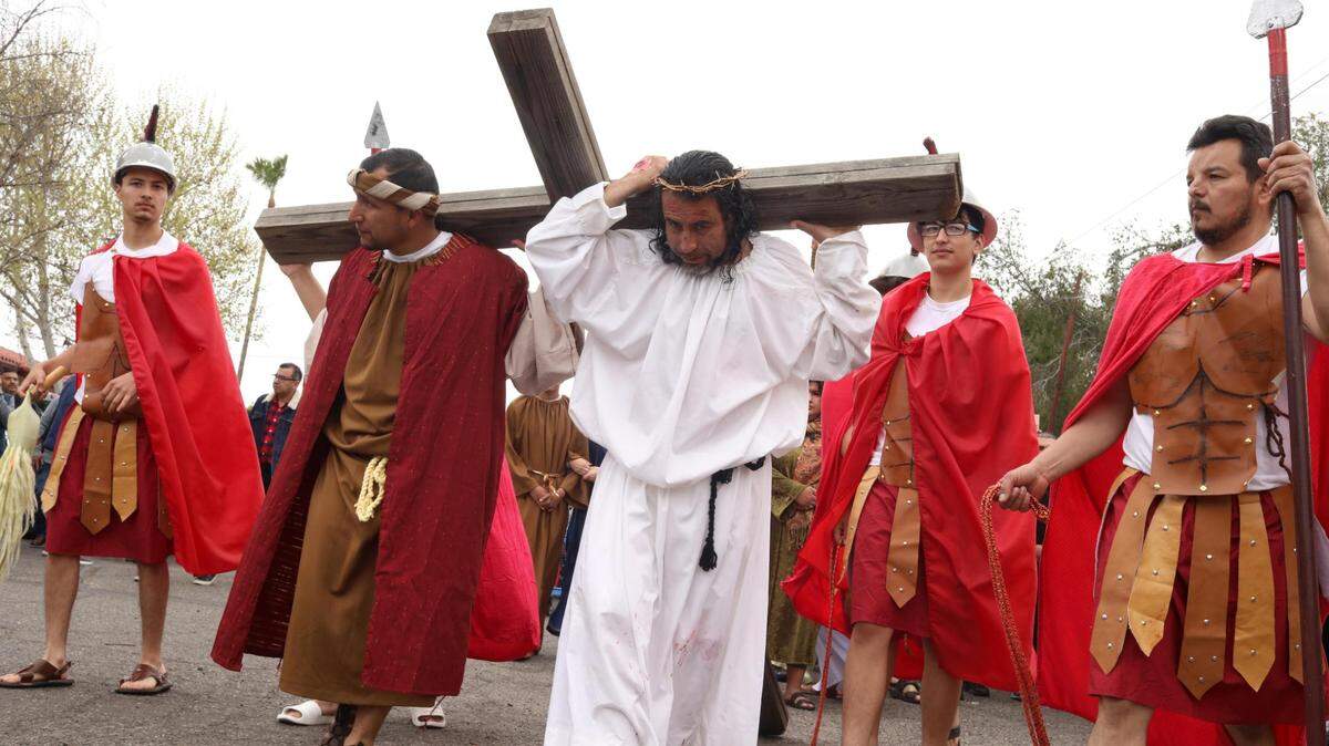 Luis Alberto Hernández, como Jesús, y otros miembros del grupo de jóvenes adultos Recollection de la iglesia, durante el Vía Crucis en vivo en la iglesia católica San Antonio María Claret, el Viernes Santo 29 de marzo de 2024, en Fresno.