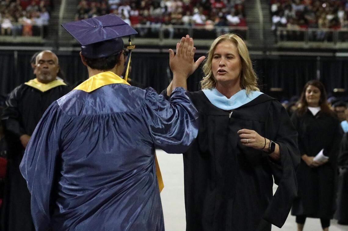 La directora Michele Anderson, durante la ceremonia de graduación de Sunnyside High celebrada en el Save Mart Center, el 6 de junio de 2023.