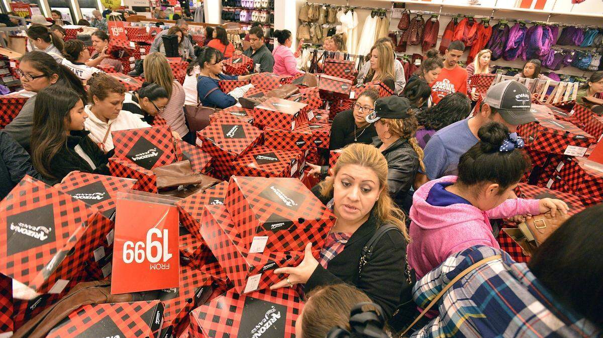 Shoppers scramble for $19.99 shoes at JCPenney at Fashion Fair in Fresno on Black Friday in 2016. At least 500 people lined up outside the north entrance of Fashion Fair JCPenney store for the retailer’s 3 PM Thanksgiving day opening.