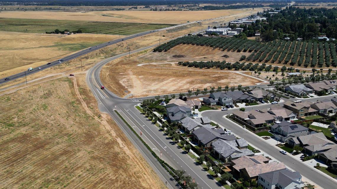 An area where Riley’s Brewery will be constructed along with a farmers market can be seen in the center, State Route 41 is seen to the left and Riverstone houses to the right with the city of Fresno in the distance Wednesday, June 14, 2023 near Madera Ranchos.