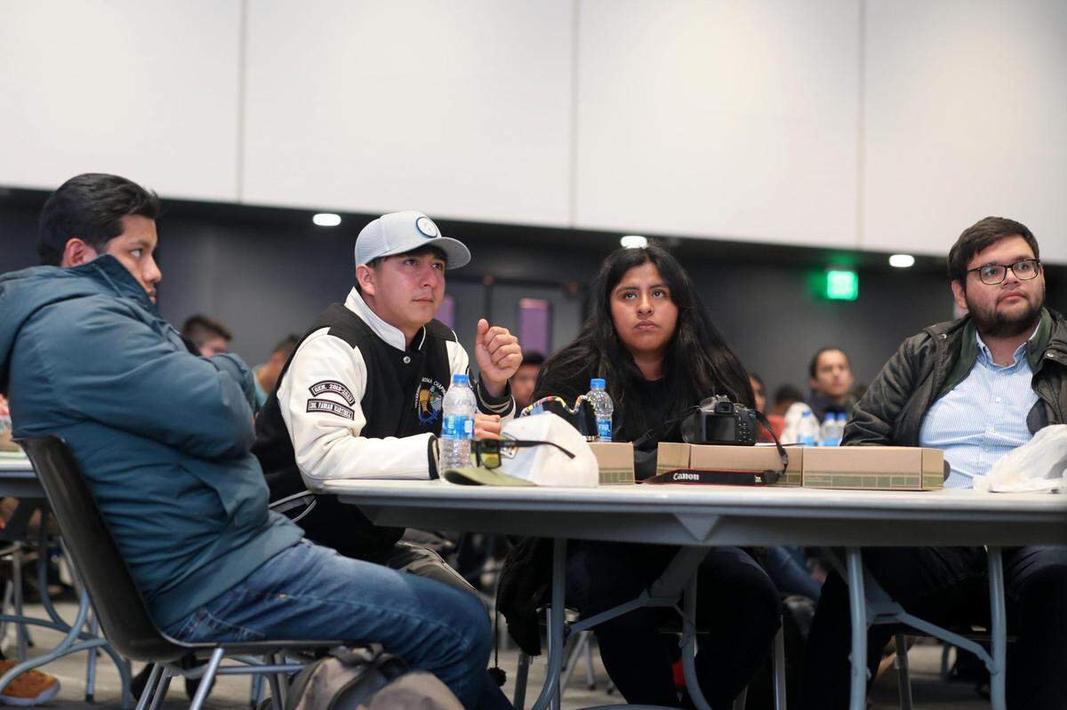 Estudiantes que están cursando la carrera de Ingeniero agrónomo especialista en parasitología agrícola, en la Universidad Autónoma Chapingo, una de las principales instituciones agrícolas de México, visitan la Universidad de California, Merced el 1 de marzo durante un viaje educativo de 10 días a los Estados Unidos.