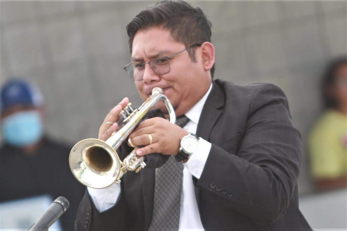Emmanuel Bautista miembro de la banda mixteca Pasatono Orquesta. Pasatono se presentó el 13 de agosto en las instalaciones del Colegio Comunitario de Madera deleitando a los presentes con su música durante el primer Foro de Comunidades Indígenas mexicanas en el Exterior organizado por el Consulado de México en Fresno. Ellos compartieron la riqueza cultural de los pueblos indígenas mexicanos a través de su música.