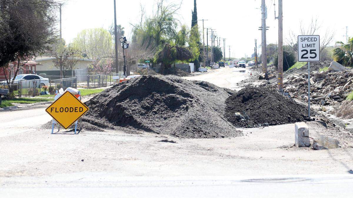 Un segmento de la Carretera 124 al lado de Sand Creek a la altura de la Avenida 408 en Cutler se inundó durante las fuertes tormentas en marzo. La comunidad de Cutler es un lugar designado por el censo en el condado de Tulare. La población a partir de 2019 era 5,214. La foto fue tomada el 15 de marzo de 2023 en Cutler.