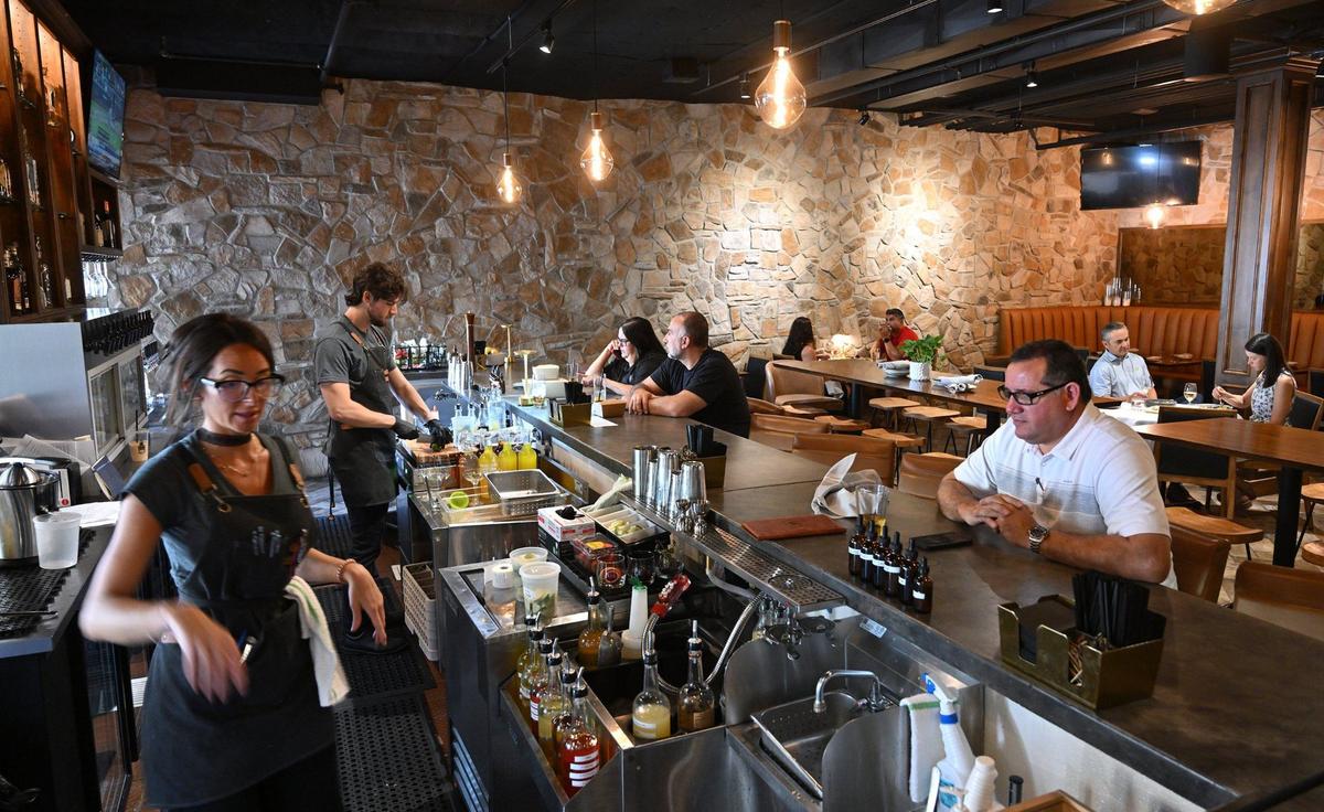Oak Hill Wine + Bistro abrió en el antiguo local de Vino Grille &amp; Spirits, cerca de Champlain Drive y Shepherd Avenue.