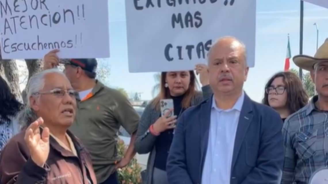 El coordinador de la Coalición México 2024 ‘Voto Desde el Extranjero’ Ángel Noriega (derecha) junto al titular del Instituto de los Mexicanos en el Exterior (IME) el Ingeniero Luis Gutiérrez Reyes afuera del Consulado de Consulado de México en Fresno el 18 de marzo.