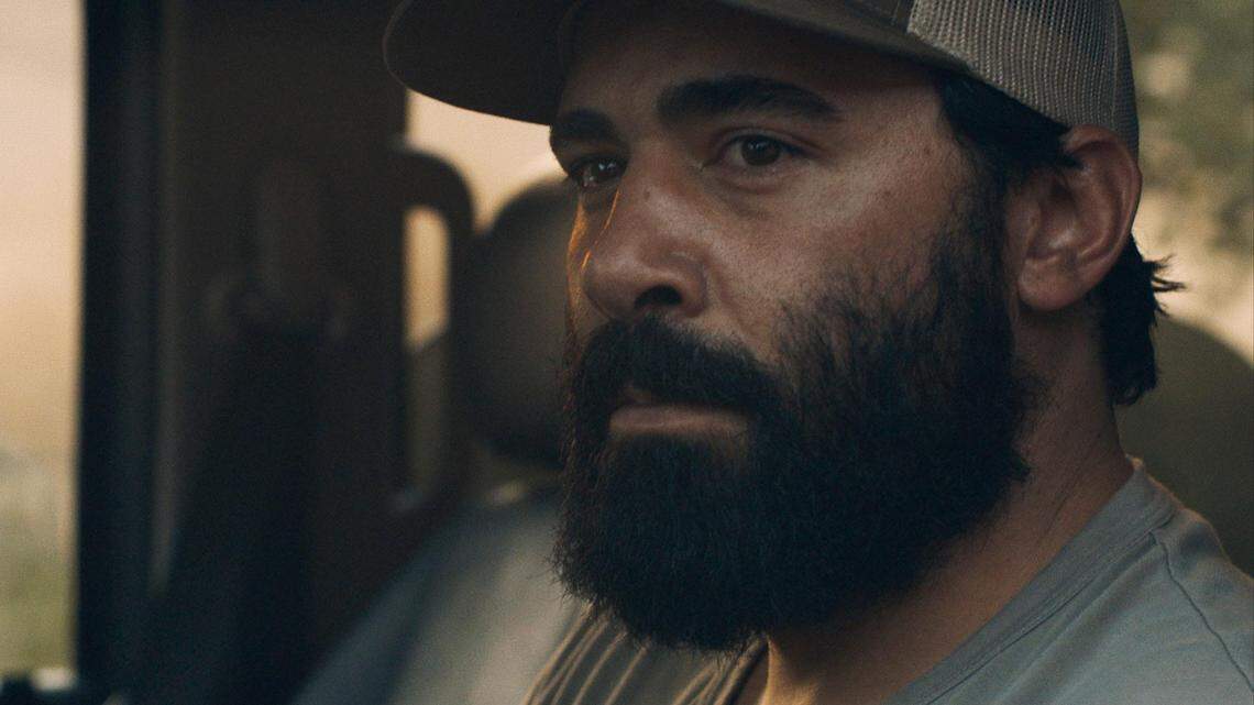 ‘A Place in the Field’ deja al público ver la solitaria vida del veterano Gio personificado por el actor Don Dipetta.