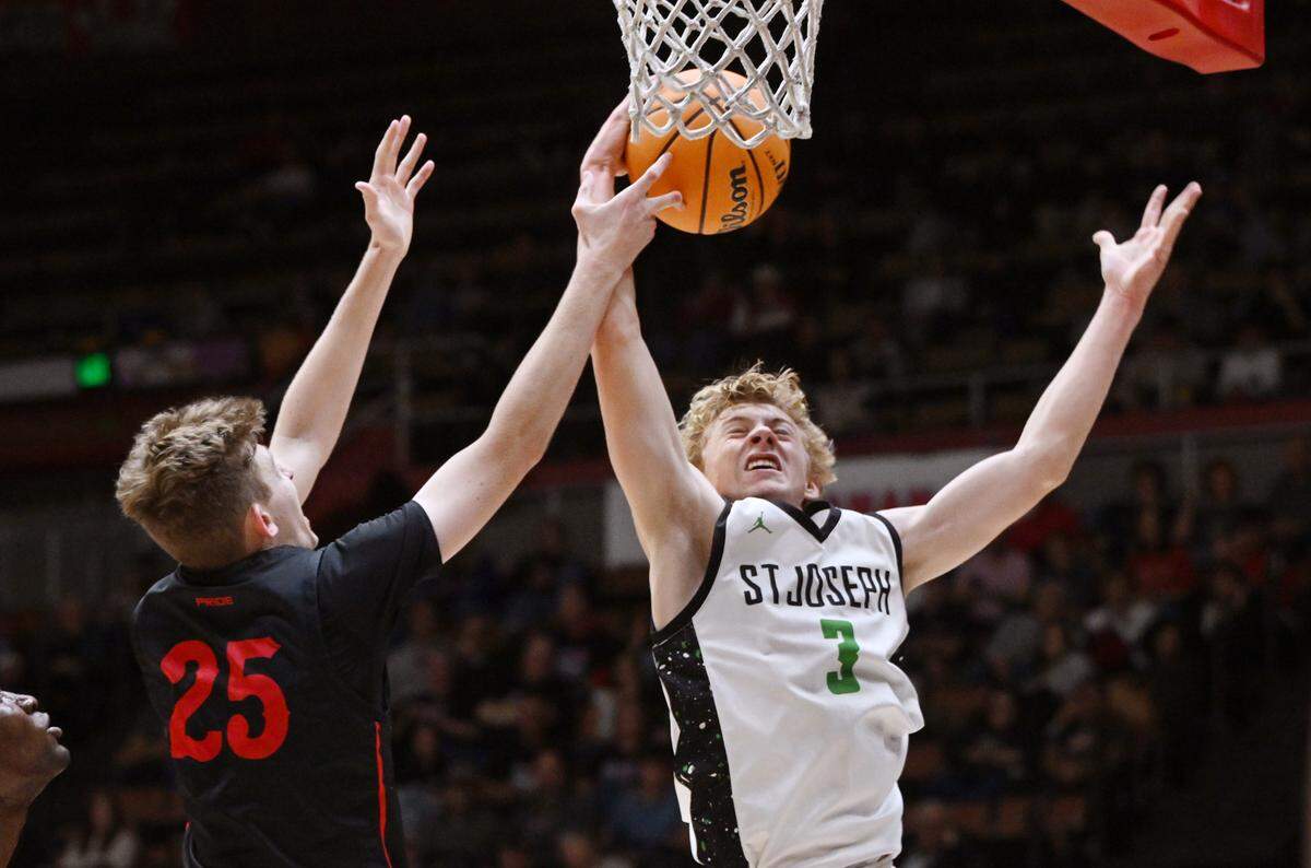 Buchanan’s Brayden Harris, left, and St. Joseph’s Gunner Morinini, right, fight for the rebound in the CIF Division I Boys Basketball Championship Saturday, March 1, 2025 in Fresno.