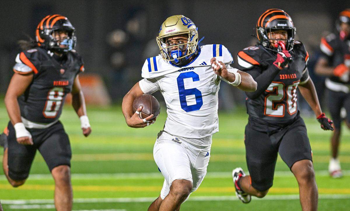 Clovis' James Curoso, center makes a dash downfield on a run against Central East in their Central Section Division I-AA championship game at Deran Koligian Stadium on Friday, Nov. 21, 2025.