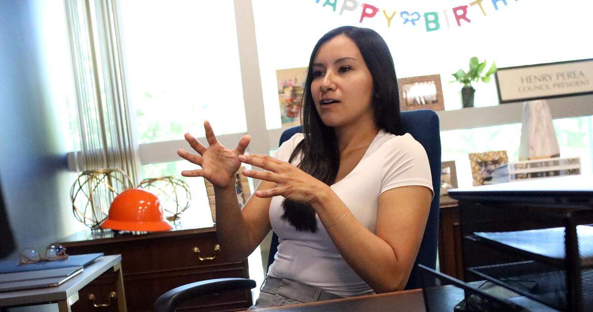 Annalisa Perea, concejala de Fresno, es la primera integrante abiertamente LGBTQ+ del Concejo Municipal de 7 miembros. Ha impulsado servicios adicionales y apoyo a los recursos LGBTW+.