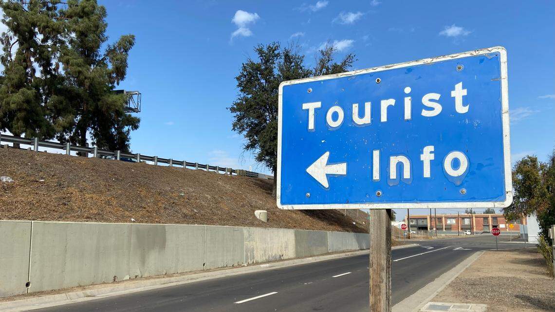 One of several signs directing Highway 41 motorists to supposed tourist information in downtown Fresno. This one is located on San Benito Street after the Van Ness Avenue exit.