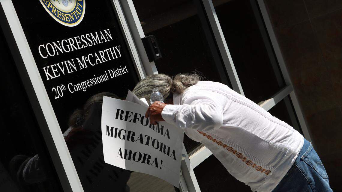 El activista comunitario Ángel Noriega se asoma a la oficina en Clovis del presidente de la Cámara de Representantes, Kevin McCarthy, durante un intento fallido de entregar una petición al líder republicano para que ponga en marcha la reforma migratoria, durante un mitin el 1º de septiembre de 2023.