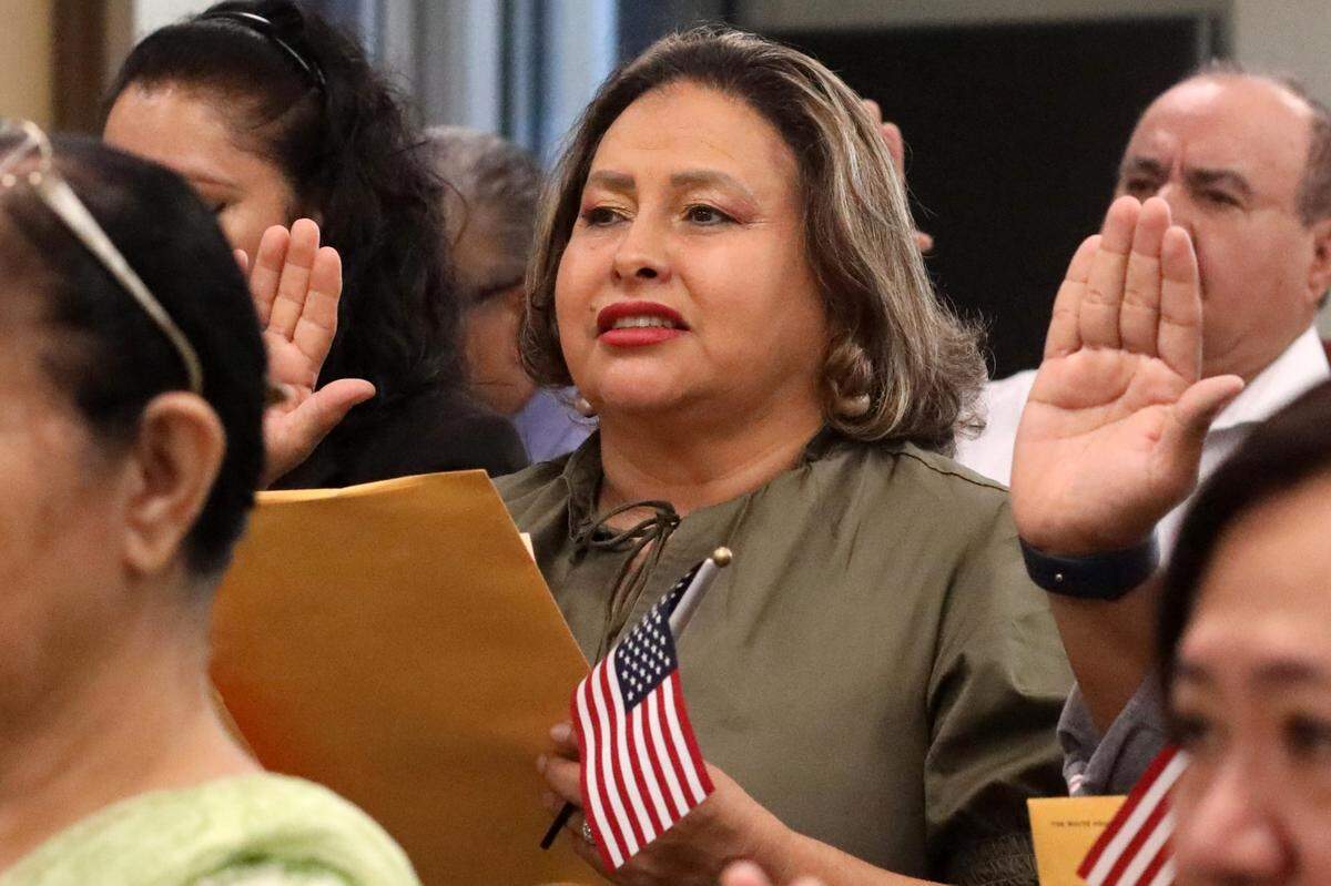 Gloria Sandoval fue una de las 42 personas provenientes de 13 países que tomaron juramento a la bandera de los Estados Unidos en la mañana del martes (26 de septiembre) durante una ceremonia de naturalización en Fresno.
