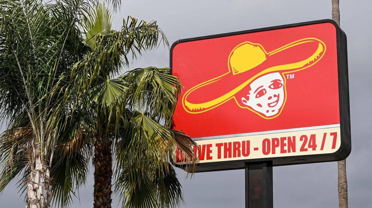 El inusual logotipo de Robertito's Taco Shop es lo único que ven los conductores cuando pasan junto al gran anuncio del restaurante en Blackstone Avenue con Indianápolis, en Fresno.