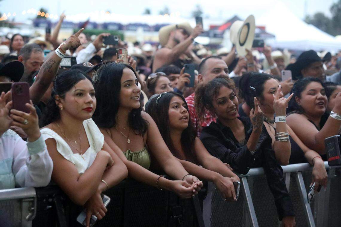 La gente aguantó el clima para ver a Los Tucanes de Tijuana y Los Tigres del Norte durante MicheFest.