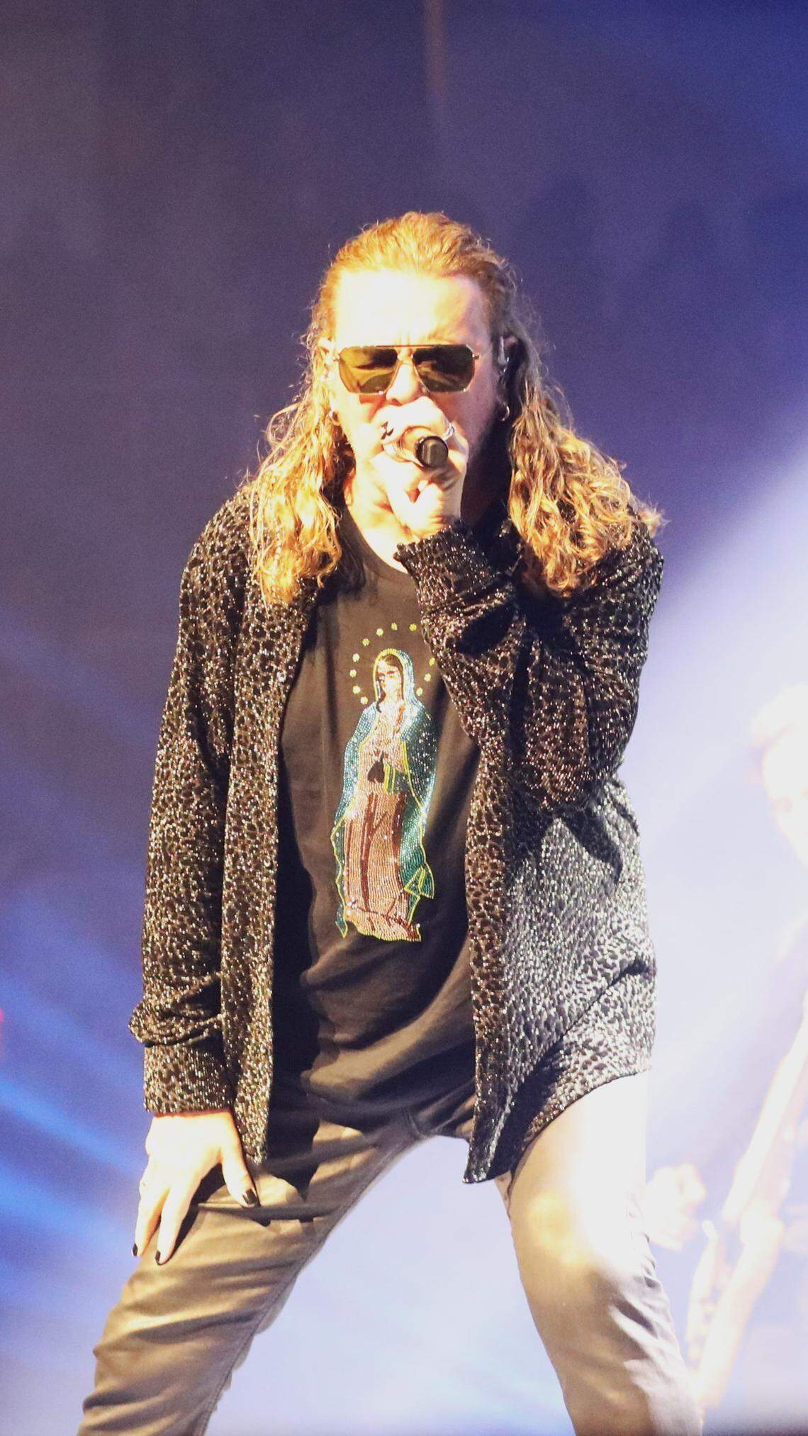 Maná's lead singer and guitarist, Fher Olvera, during his "Vivir sin Aire" tour at the Save Mart Center on Friday, November 28, 2025 in Fresno. | El vocalista y guitarrista de Maná, Fher Olvera, durante su gira “Vivir sin Aire” en el Save Mart Center el viernes 28 de noviembre del 2025 en Fresno.