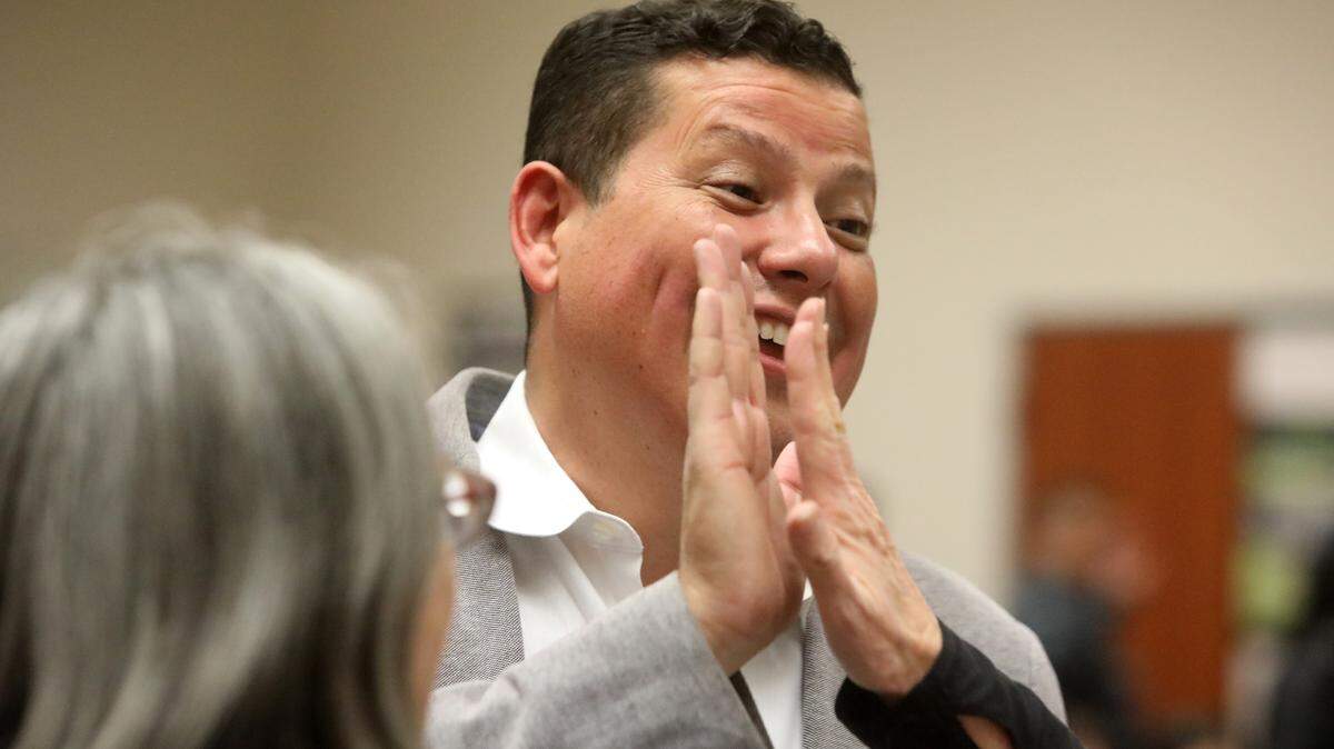 El exasambleísta demócrata Rudy Salas, en la noche electoral de 2022. Anunció que buscará la revancha ante el representante David Valadao, republicano de Hanford, en las elecciones de 2024 para el Distrito Congresual 22 de California.