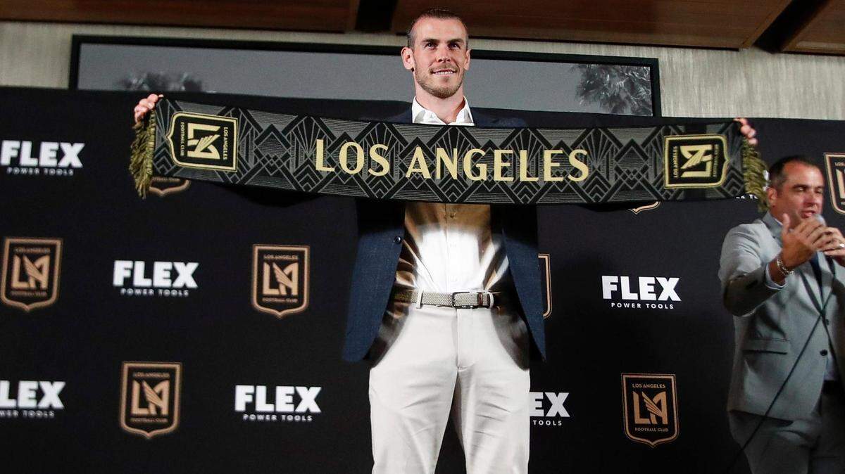 El jugador recién contratado de LAFC Gareth Bale sostiene una bufanda de LAFC hoy, durante una conferencia de prensa en el estadio Banc of California en Los Ángeles, California (Estados Unidos).